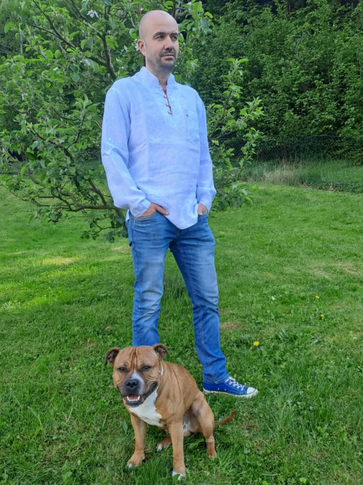 Lněná košile s červenými poutky - modrý proužek