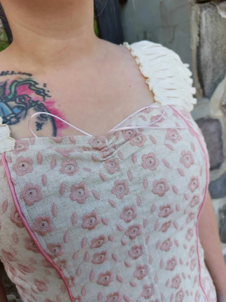 Živůtek - len/viskóza růžová výšivka